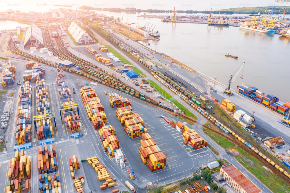 Vista aerea panoramica dall'alto dalle altezze del porto del paesaggio urbano, del porto e dell'area industriale, del magazzino dei container e della rete del sistema ferroviario che conduce al porto marittimo