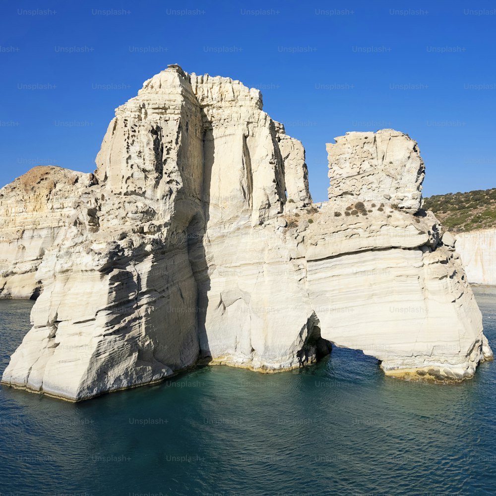 Vista aeriana da rocha famosa na praia de Kleftico, Milos, Greece
