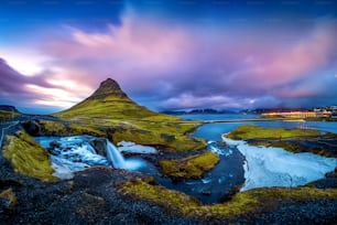 Kirkjufell Berge in der Dämmerung in Island.