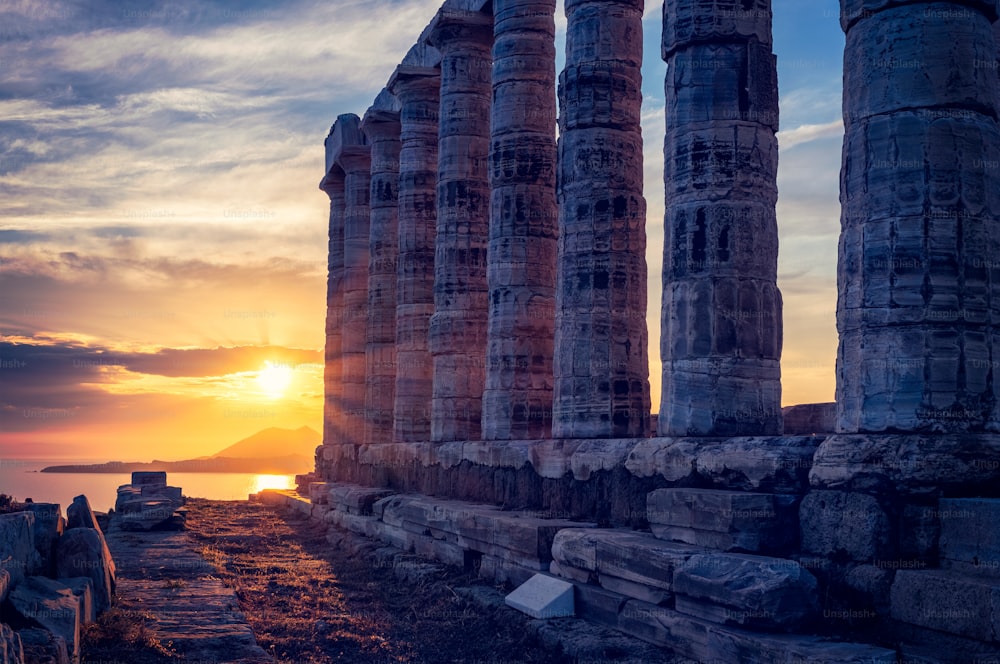 Grecia Cabo Sounio. Ruinas de un antiguo templo de Poseidón, dios griego del mar, al atardecer. Toma de las ruinas del templo al atardecer. Punto de referencia turístico de Ática, Sunión, Grecia