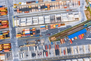 Zone industrialo-portuaire pour l’expédition de conteneurs de marchandises et d’autres matières premières, vue aérienne de dessus