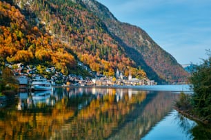 Destination touristique autrichienne : village de Hallstatt sur le lac de Hallstatter See dans les Alpes autrichiennes avec bateau touristique. Région du Salzkammergut, Autriche
