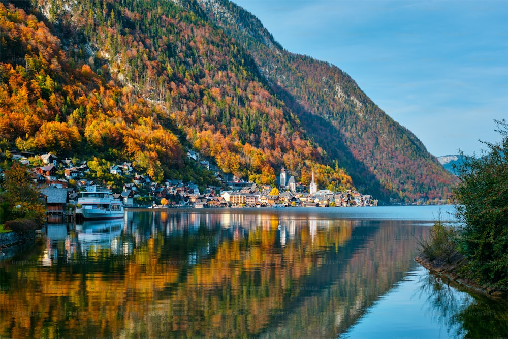 Destino turístico austriaco Hallstatt pueblo en Hallstatter Ver lago lago en los Alpes austriacos con barco turístico. Región de Salzkammergut, Austria