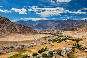 Vista del valle del Indo en el Himalaya cerca de Likir. Ladakh, India