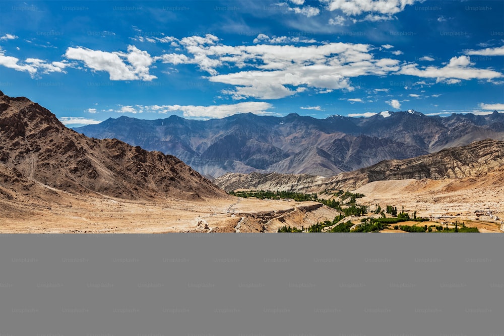 Vista del valle del Indo en el Himalaya cerca de Likir. Ladakh, India