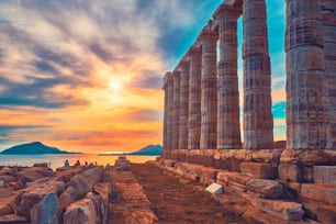 Grecia Cabo Sounio. Ruinas de un antiguo templo de Poseidón, dios griego del mar, al atardecer. Toma de las ruinas del templo al atardecer. Punto de referencia turístico de Ática, Sunión, Grecia