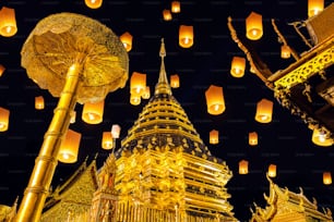 タイのチェンマイにあるワット・プラ・タート・ドイステープのイーペン・フェスティバルとスカイランタン。