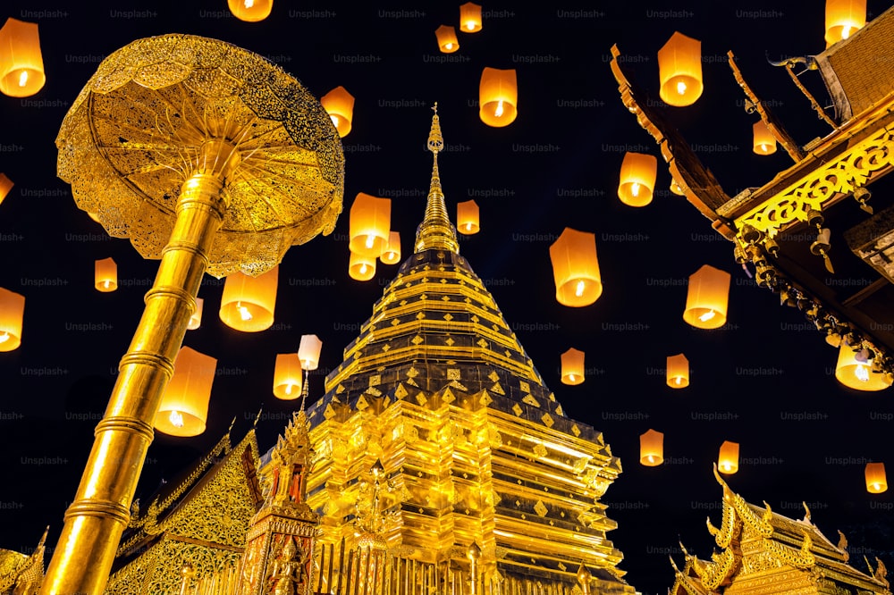 Yee peng festival e lanternas do céu no Wat Phra That Doi Suthep em Chiang Mai, Tailândia.