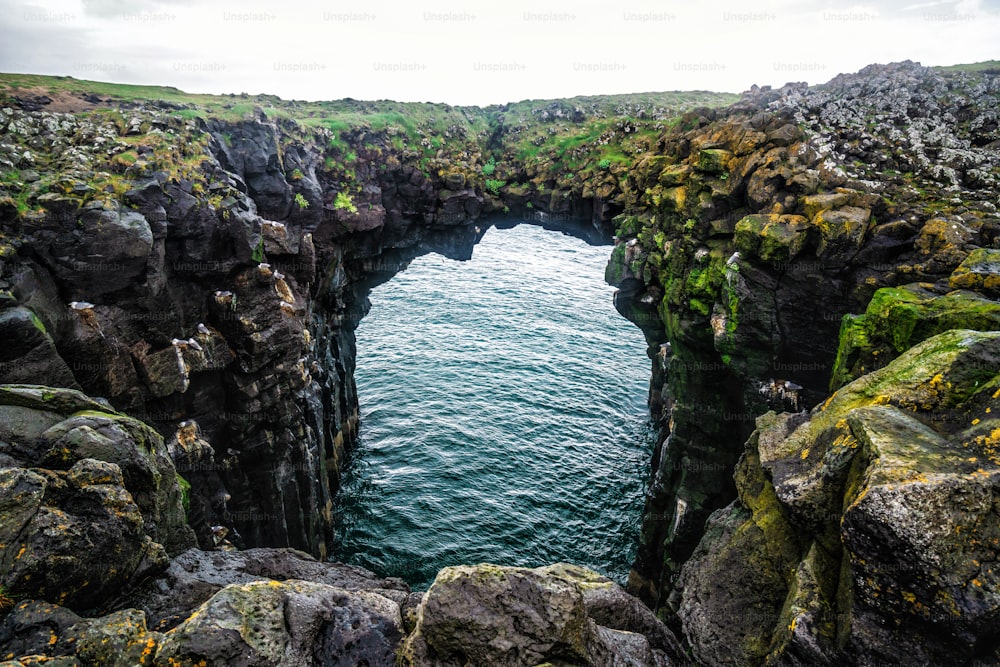아이슬란드 아르나르스타피의 바위 다리 풍경. 아르나르스타피는 과거 아이슬란드 서부의 중요한 교역소였습니다.