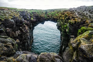 Felsenbrückenlandschaft in Arnarstapi, Island. Arnarstapi war in der Vergangenheit ein wichtiger Handelsposten Westislands.