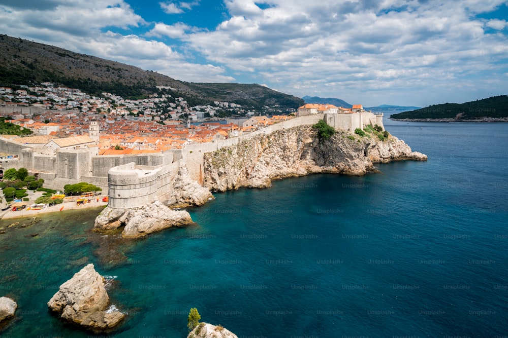 두브로브니크 구시가지의 역사적인 벽, 크로아티아. 크로아티아의 유명한 여행지. 두브 로브 니크 구시 가지는 1979 년 유네스코 세계 문화 유산으로 지정되었습니다.