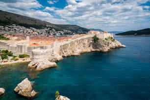 Muro storico della città vecchia di Dubrovnik, Croazia. Destinazione turistica di spicco della Croazia. Il centro storico di Dubrovnik è stato dichiarato Patrimonio dell'Umanità dall'UNESCO nel 1979.