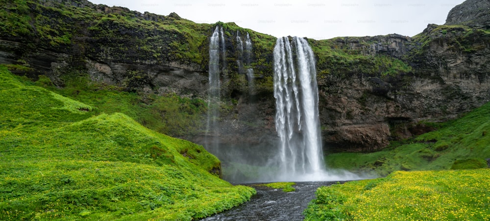 La mágica cascada de Seljalandsfoss en Islandia. Se encuentra cerca de la carretera de circunvalación del sur de Islandia. Majestuoso y pintoresco, es uno de los lugares más fotografiados e impresionantes de Islandia.