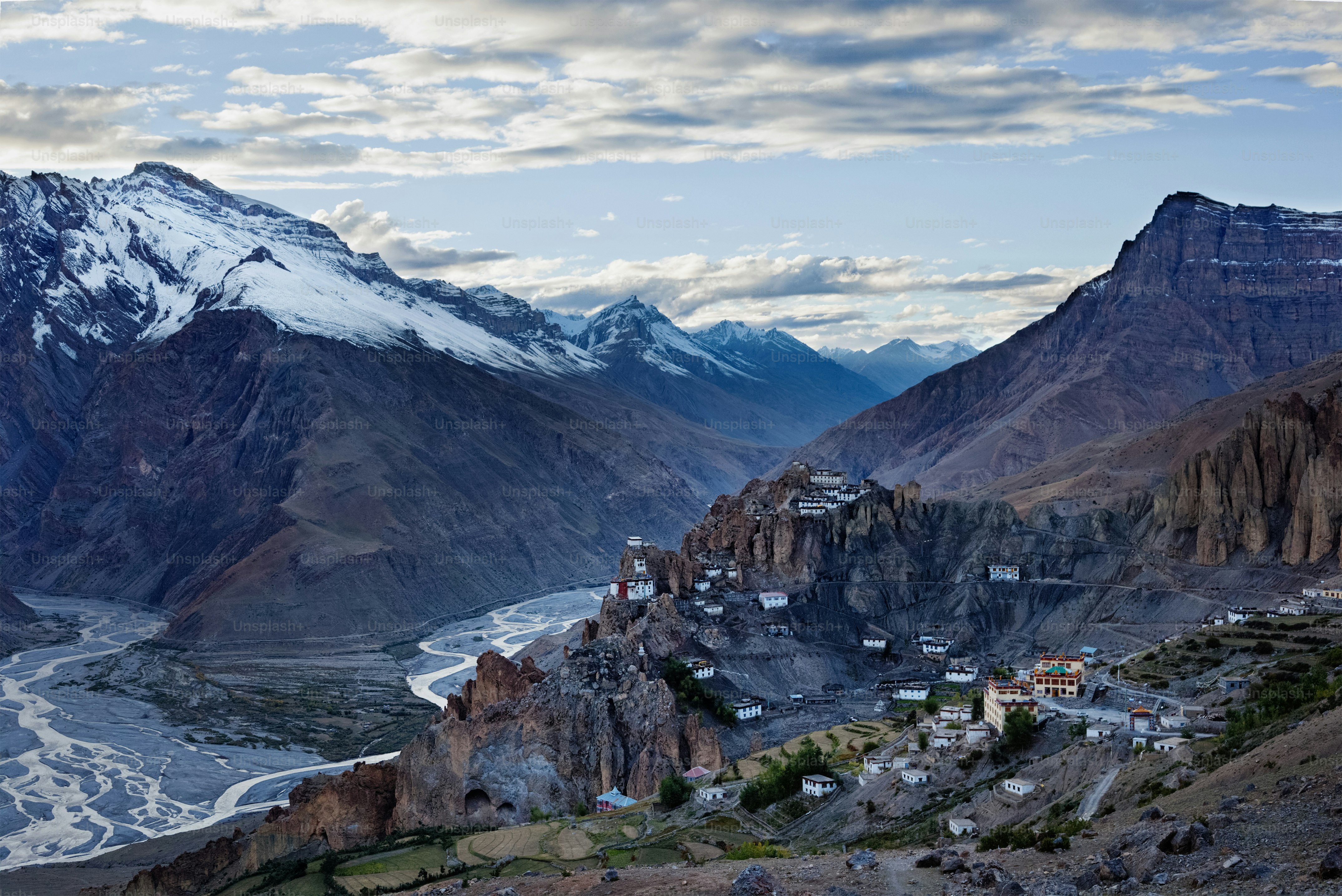 Monastero buddista di Dhankar gompa arroccato su una scogliera nell'Himalaya. Dhankar, Valle dello Spiti, Himachal Pradesh, India