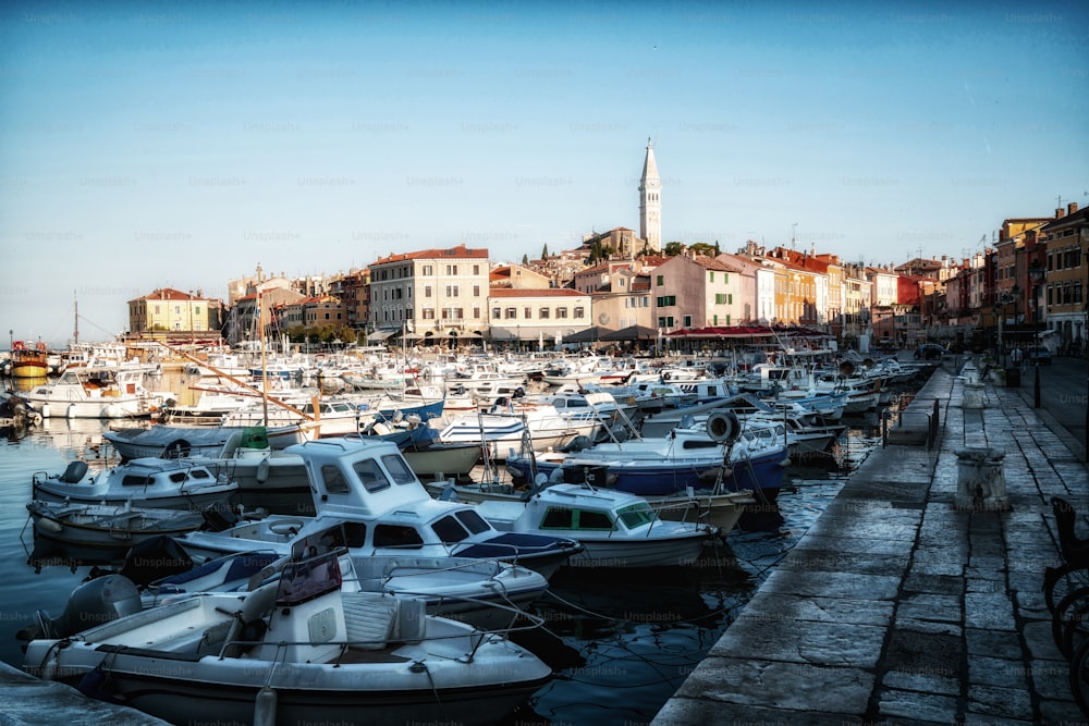 Schöne romantische Altstadt von Rovinj in Kroatien. Die Küstenstadt Rovinj liegt auf der Halbinsel Istrien östlich von Kroatien Europa und ist das berühmte Reiseziel Kroatiens.