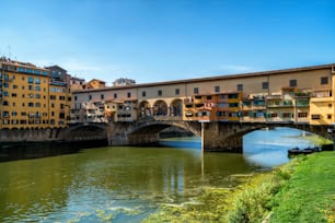 Puente Ponte Vecchio de Florencia y horizonte de la ciudad en Italia. Florencia es la capital de la región de la Toscana, en el centro de Italia. Florencia fue el centro del comercio medieval italiano y de las ciudades más ricas de la época pasada.