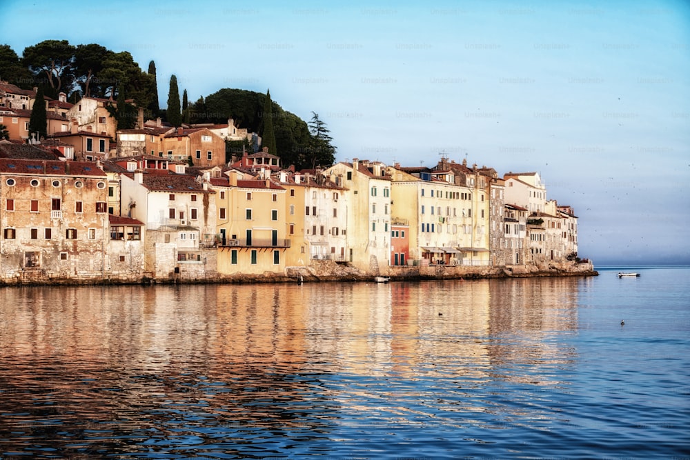 Hermoso y romántico casco antiguo de Rovinj en Croacia. La ciudad costera de Rovinj, situada en la península de Istria, al este de Croacia, Europa, es el famoso destino turístico de Croacia.