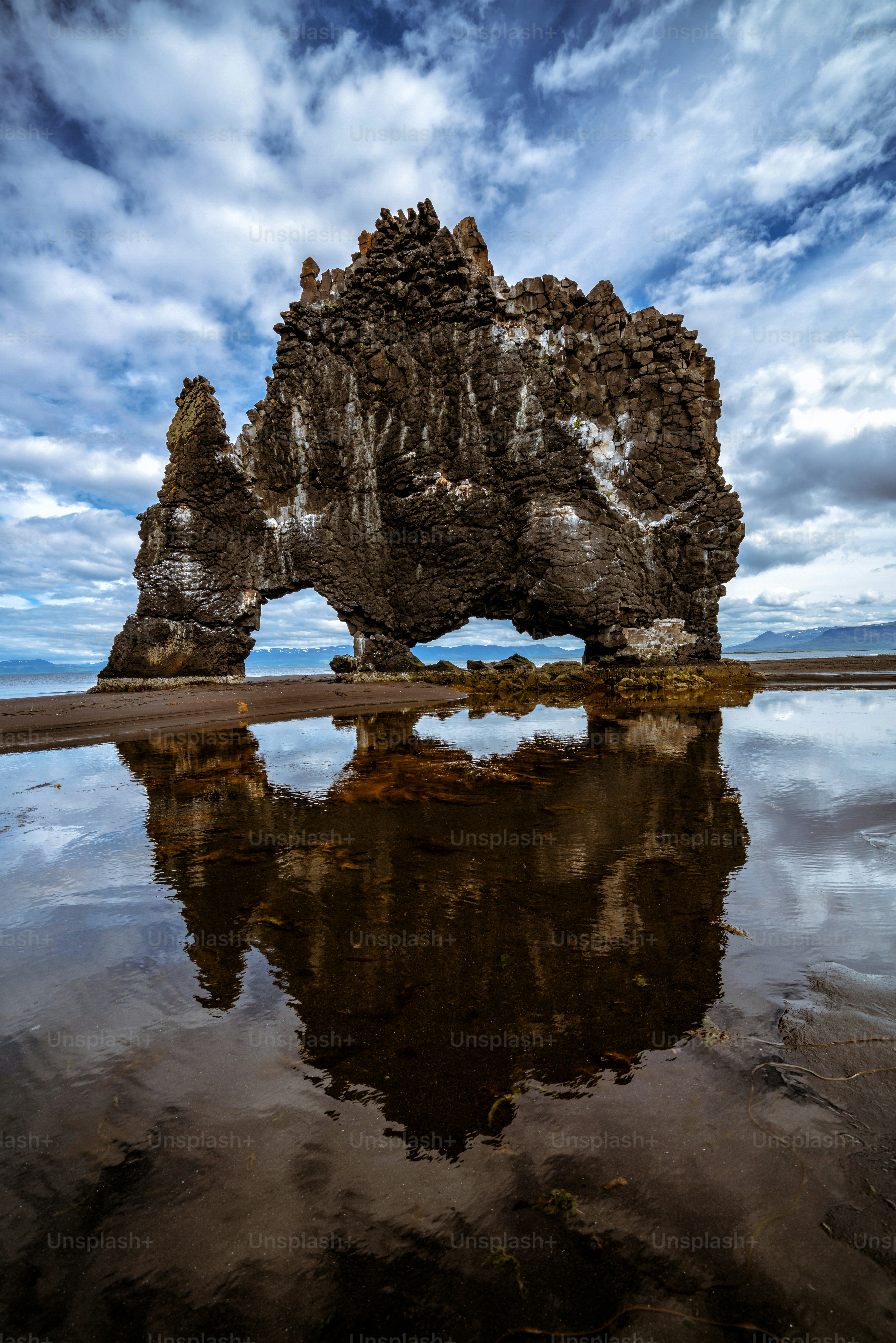 Hvitserkur einzigartiger Basaltfelsen in Island. Der majestätische Hvitserkur ist ein 15 Meter hoher Monolith vor der Halbinsel Vatnsnes im Nordwesten Islands. Es ist berühmtes Reiseziel von Island.