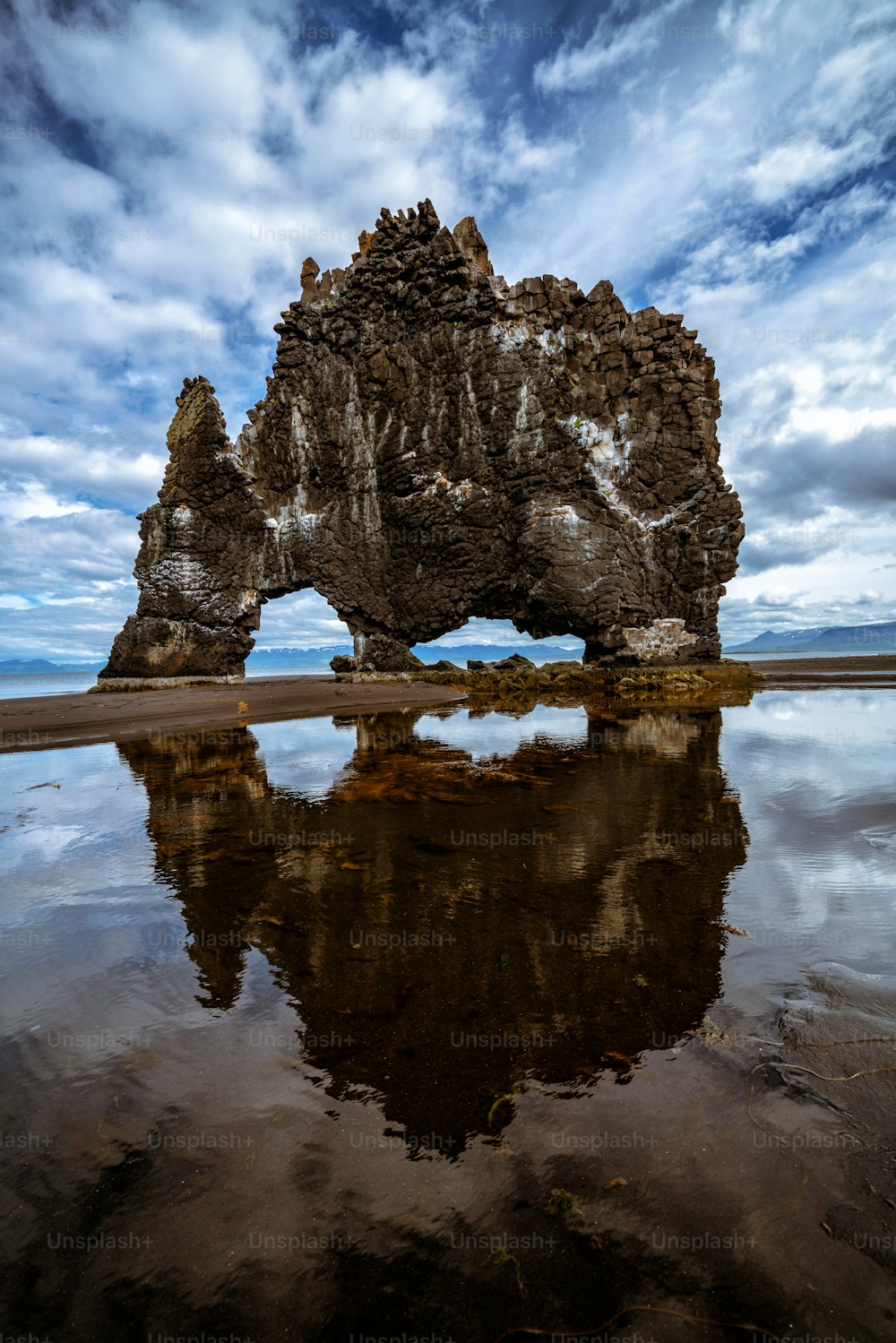 Hvitserkur roccia basaltica unica in Islanda. Il maestoso Hvitserkur è un monolite alto 15 metri che si trova al largo della penisola di Vatnsnes, nel nord-ovest dell'Islanda. È una famosa destinazione turistica dell'Islanda.