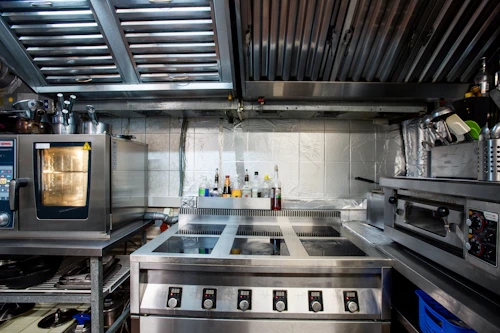 Campana industrial con filtros baffle en la cocina de un restaurante