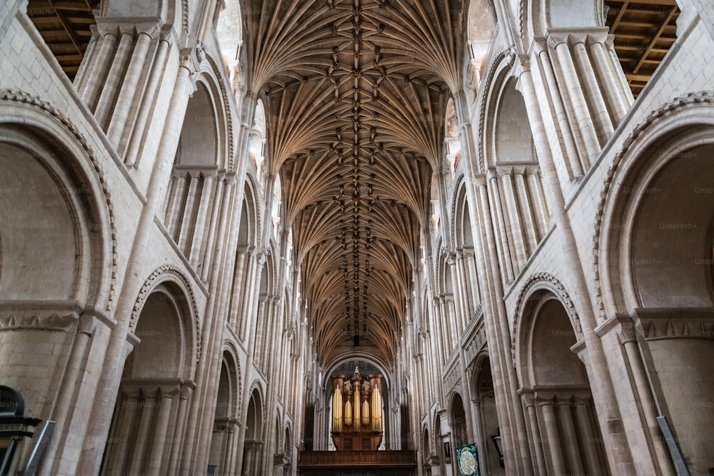 1145年に完成した聖三位一体に捧げられたノリッジ大聖堂のヴォールトと身廊の内部図。