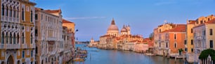 Panorama des Canal Grande von Venedig mit Booten und der Kirche Santa Maria della Salute bei Sonnenuntergang von der Brücke Ponte dell'Accademia. Venedig, Italien