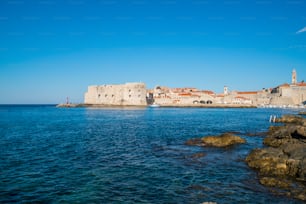 Vieille ville de Dubrovnik sur la côte de la mer Adriatique, Dalmatie, Croatie - Destination de voyage de premier plan de la Croatie. La vieille ville de Dubrovnik a été classée au patrimoine mondial de l’UNESCO en 1979.