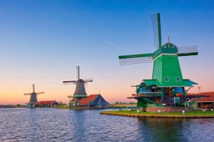 Holanda rural lanscape - moinhos de vento no famoso local turístico Zaanse Schans na Holanda. Zaandam, Países Baixos