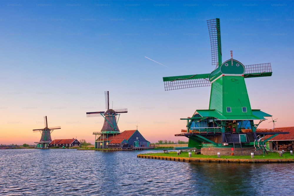 Paisaje rural de los Países Bajos: molinos de viento en el famoso sitio turístico Zaanse Schans en Holanda. Zaandam, Países Bajos
