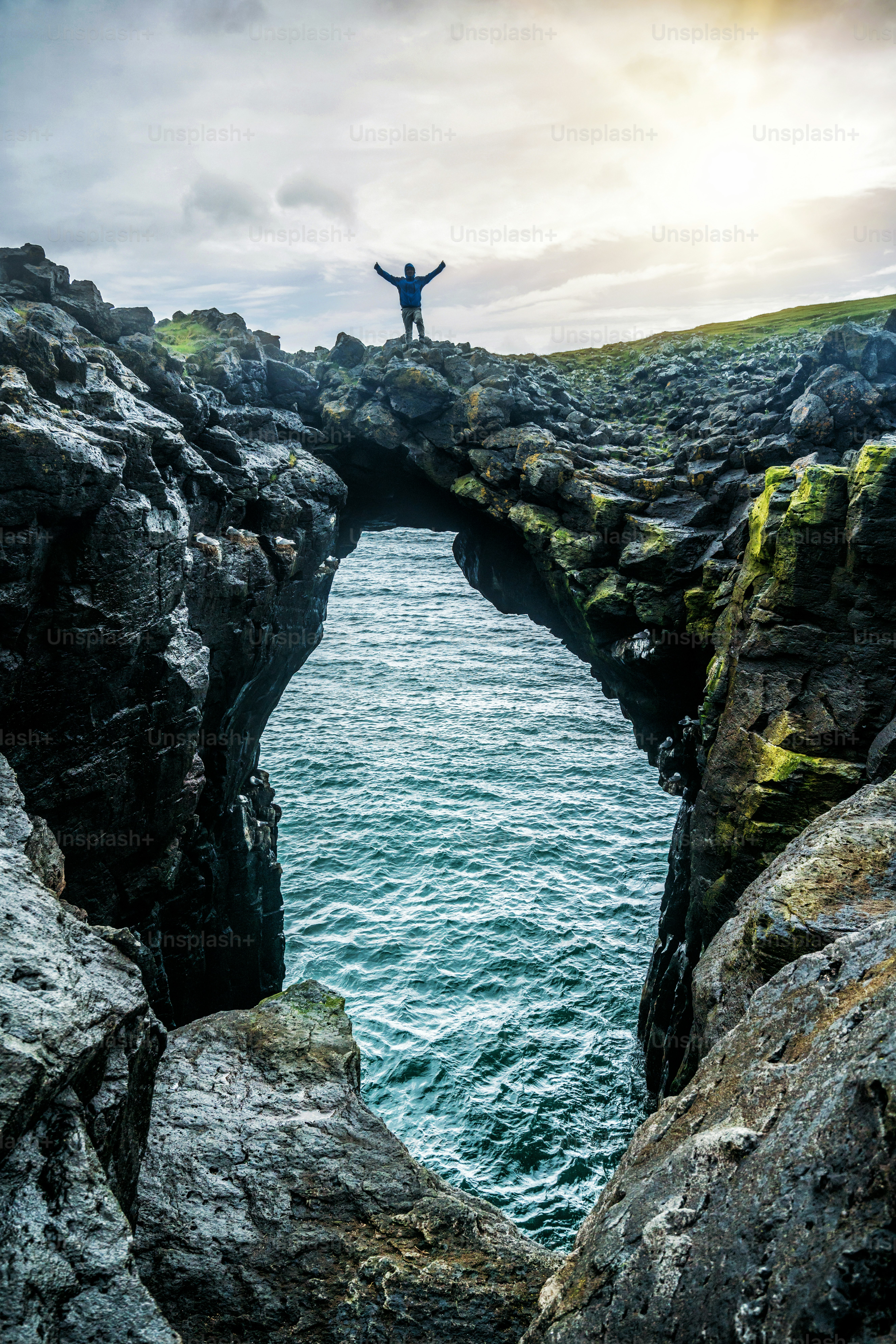 Felsenbrückenlandschaft in Arnarstapi, Island. Arnarstapi war in der Vergangenheit ein wichtiger Handelsposten Westislands.