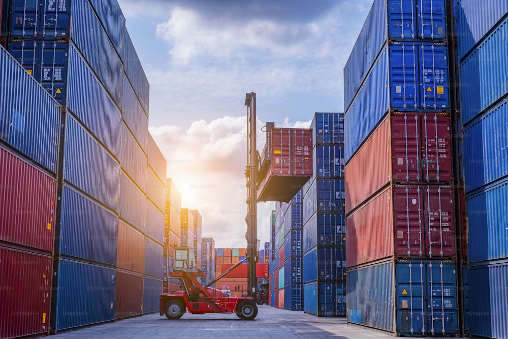 A logística e transporte de contêineres de transporte de carga, carregamento por empilhadeira negócio logística de importação e exportação de transporte de carga.