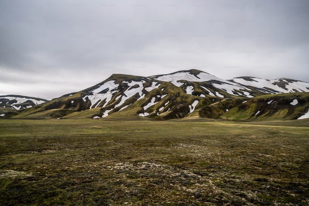 란드만날뢰이가르의 풍경은 아이슬란드, 북유럽, 유럽의 고원에 있는 초현실적인 자연 풍경입니다. 여름 트레킹 모험과 야외 산책으로 유명한 아름다운 다채로운 눈 산 지형.