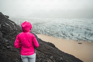 여성 여행자는 아이슬란드 바트나요쿨 국립공원의 관광지인 스비나펠스요쿨 빙하 호수의 아름다운 풍경을 여행합니다. 추운 겨울 얼음 풍경.