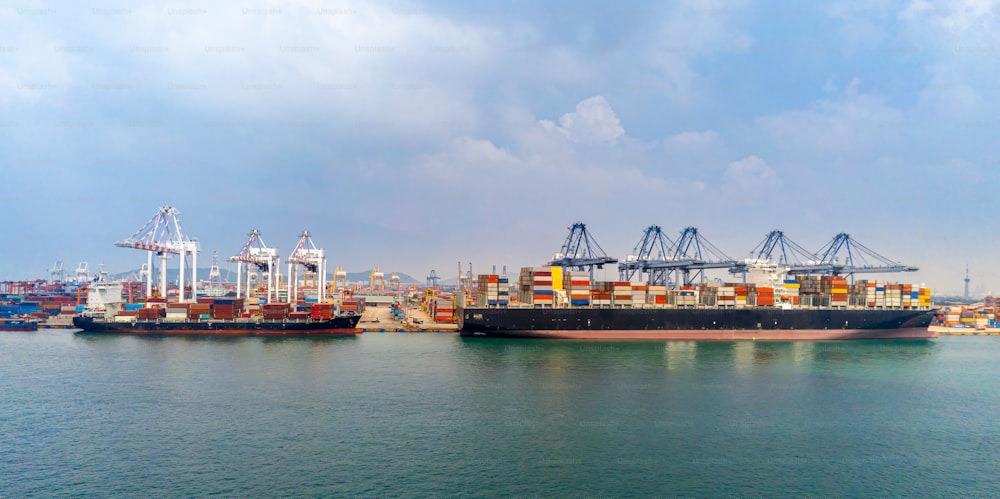 Buque de carga y camión en el puerto marítimo a la espera de portacontenedores, muelle de carga, envío de grúas, carga portuaria, cajas de contenedores, importación y exportación, comercio comercial, logística de negocios y transporte internacional.
