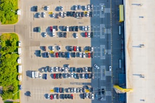 Vista aérea de cima para baixo do estacionamento com muitos carros de compradores de supermercado na mercearia da cidade