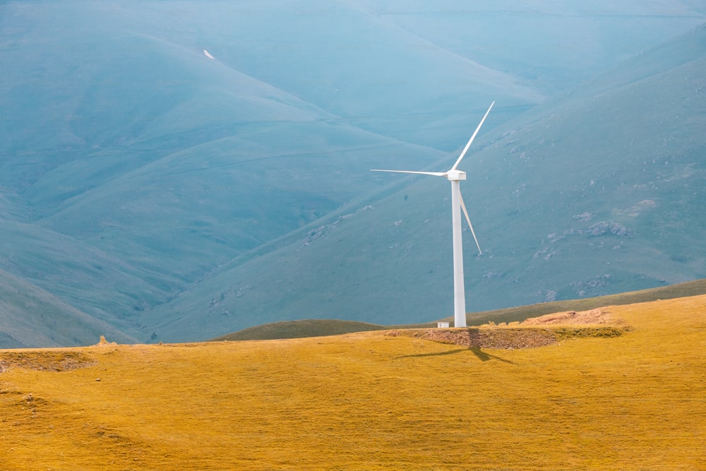 Molino de viento que genera electricidad a partir de la energía de vientos fuertes. Concepto de economía verde y aerogeneradores que ayuden a combatir el calentamiento climático