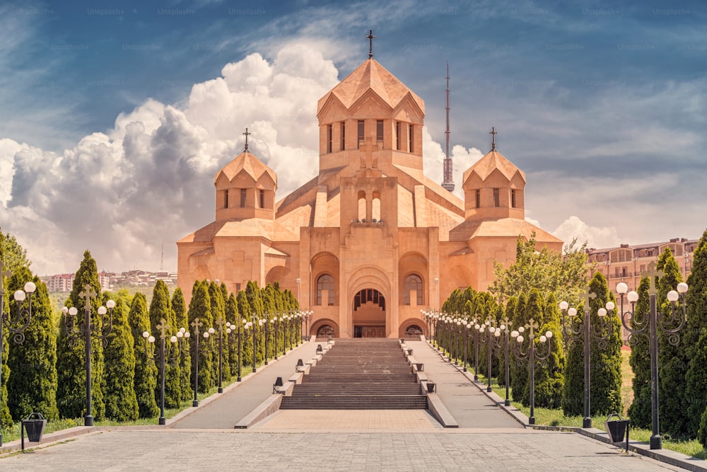 Vue de la cathédrale Saint Grégoire l'Illuminateur - l'une des principales attractions touristiques et religieuses d'Erevan et d'Arménie