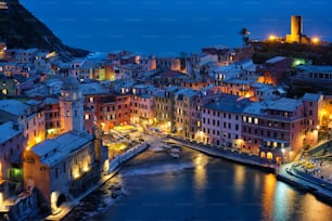 Vernazza Dorf beliebtes Touristenziel im Nationalpark Cinque Terre, ein UNESCO-Weltkulturerbe, Ligurien, Italien Blick beleuchtet in der Nacht vom Azure Trail