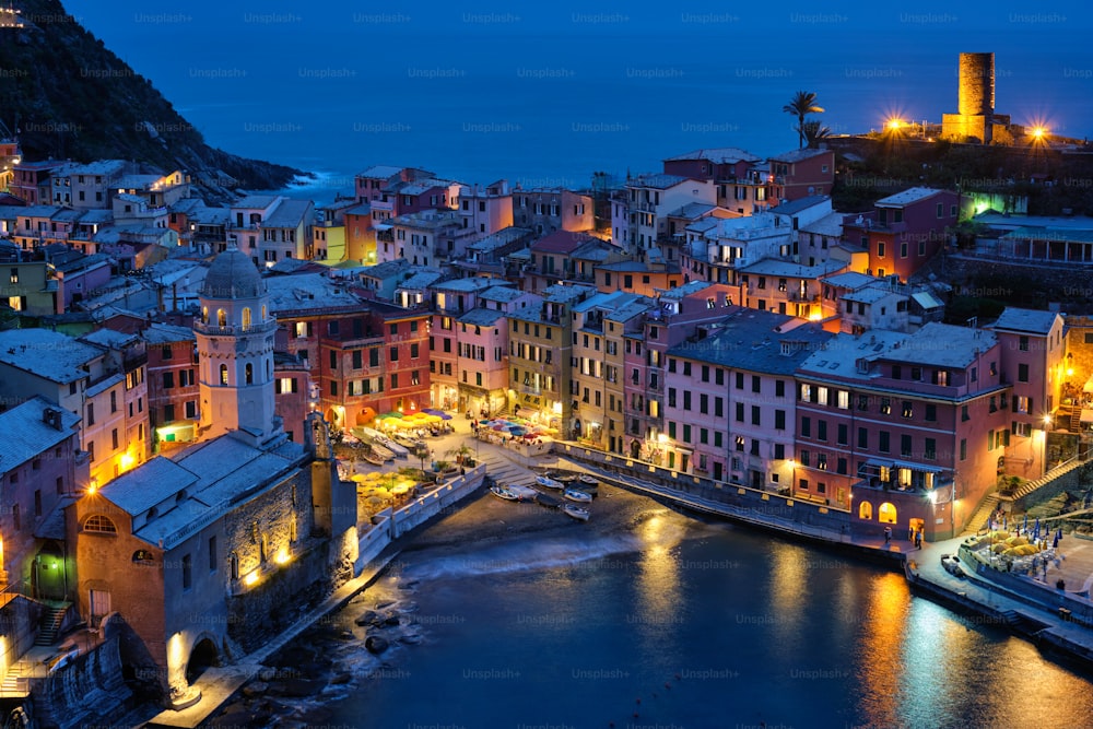 Pueblo de Vernazza popular destino turístico en el Parque Nacional de Cinque Terre, declarado Patrimonio de la Humanidad por la UNESCO, Liguria, Italia, vista iluminada por la noche desde el sendero azul