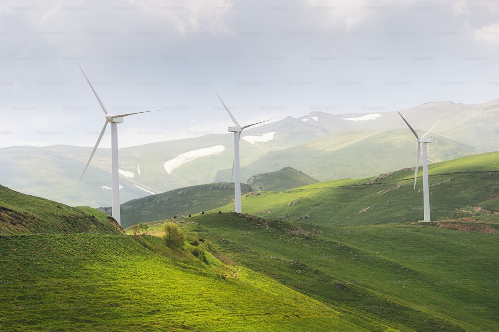 Windpark, der Strom aus der Energie starker Winde erzeugt, die auf einem hohen Bergrücken auf dem Land wehen.