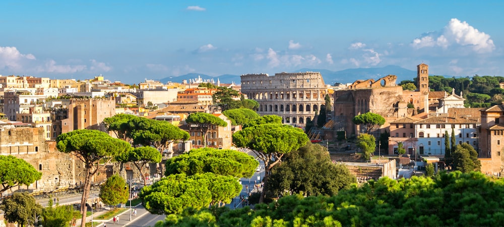 로마, 고대 로마의 랜드 마크가있는 이탈리아 도시 스카이 라인; 콜로세움과 포로 로마노, 이탈리아의 유명한 여행지.