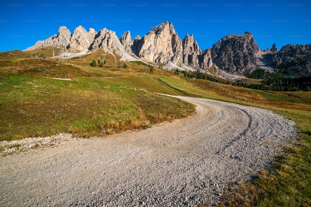 Camino de tierra y sendero de senderismo en la montaña de los Dolomitas, Italia, frente a las cadenas montañosas de Pizes de Cir Ridge en Bolzano, Tirol del Sur, Dolomitas del Noroeste, Italia.