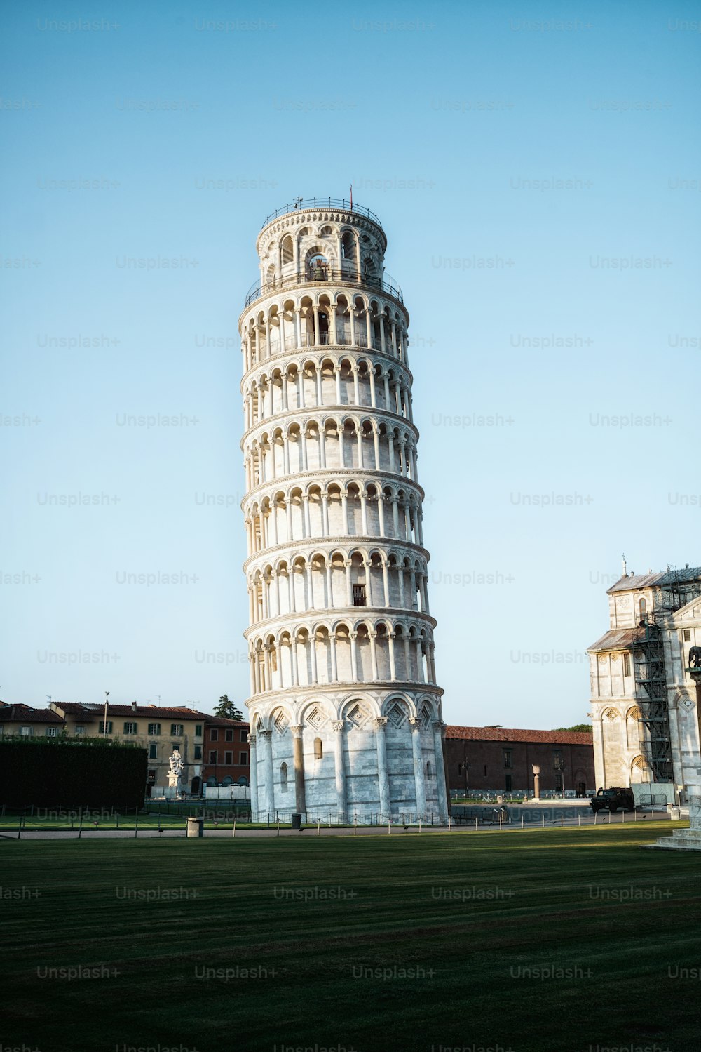 Torre inclinada de Pisa en Pisa, Italia - Torre inclinada de Pisa conocida en todo el mundo por su inclinación involuntaria y su famoso destino de viaje de Italia. Está situado cerca de la Catedral de Pisa.