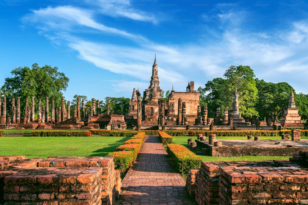 Buddha-Statue und Wat Mahathat-Tempel im Bereich des Sukhothai Historical Park, Wat Mahathat Tempel ist UNESCO-Weltkulturerbe, Thailand.