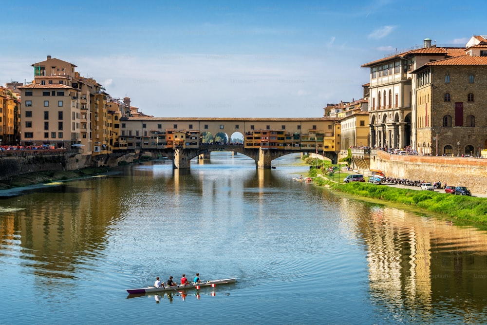 Florence Ponte Vecchio Bridge et City Skyline en Italie. Florence est la capitale de la région de Toscane, dans le centre de l’Italie. Florence était le centre du commerce médiéval de l’Italie et des villes les plus riches de l’époque passée.