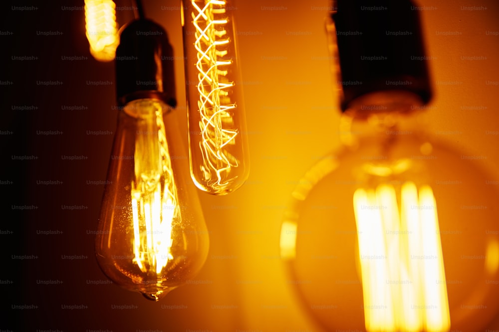 Set di lampadine vintage su sfondo arancione, soft focus. Lampadina Edison incandescente