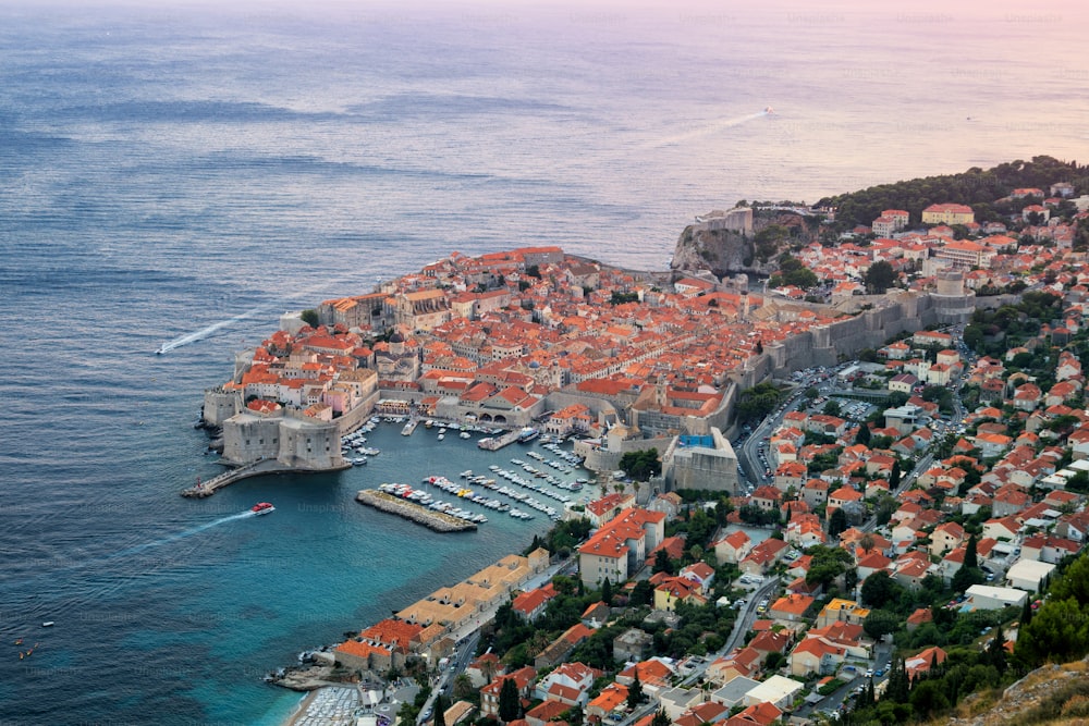 Vieille ville de Dubrovnik sur la côte de la mer Adriatique, Dalmatie, Croatie - Destination de voyage de premier plan de la Croatie. La vieille ville de Dubrovnik a été classée au patrimoine mondial de l’UNESCO en 1979.