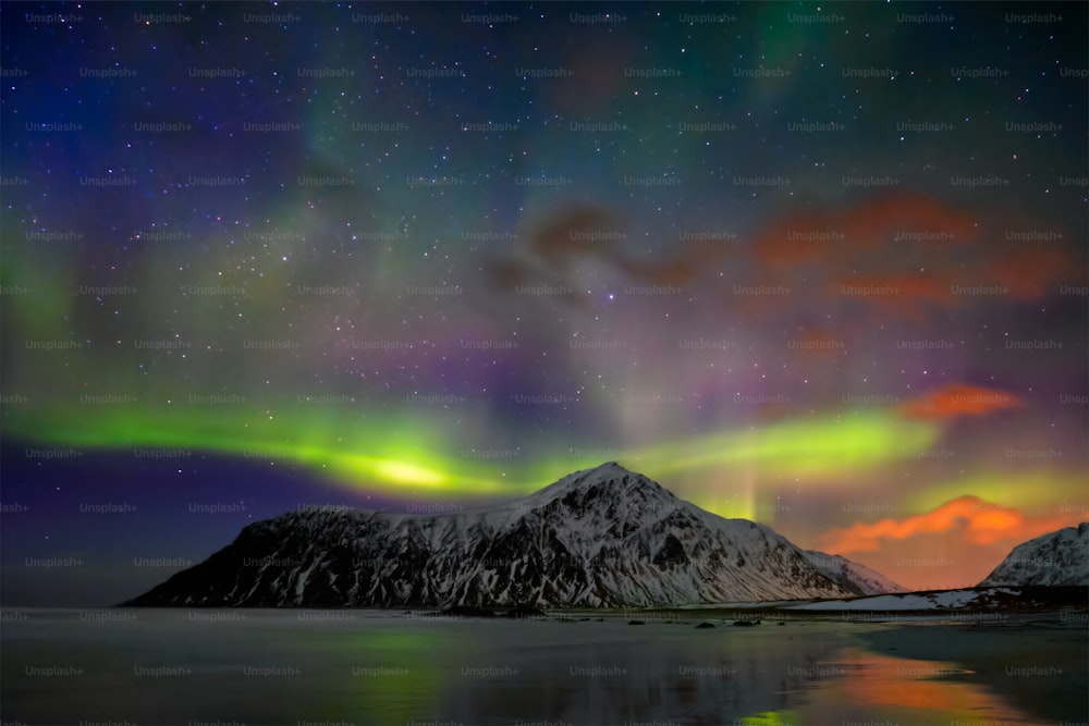 오로라 보레알리스 스카그산덴 해변의 북극광. 로포텐 제도, 노르웨이