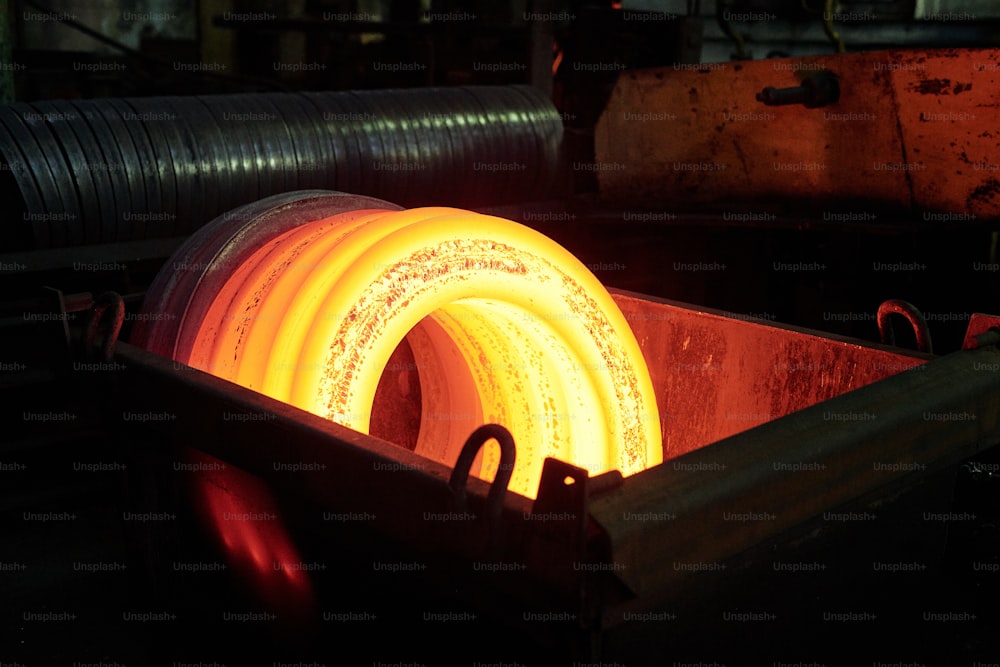 Imagen de metal caliente preparado para trabajar en la planta