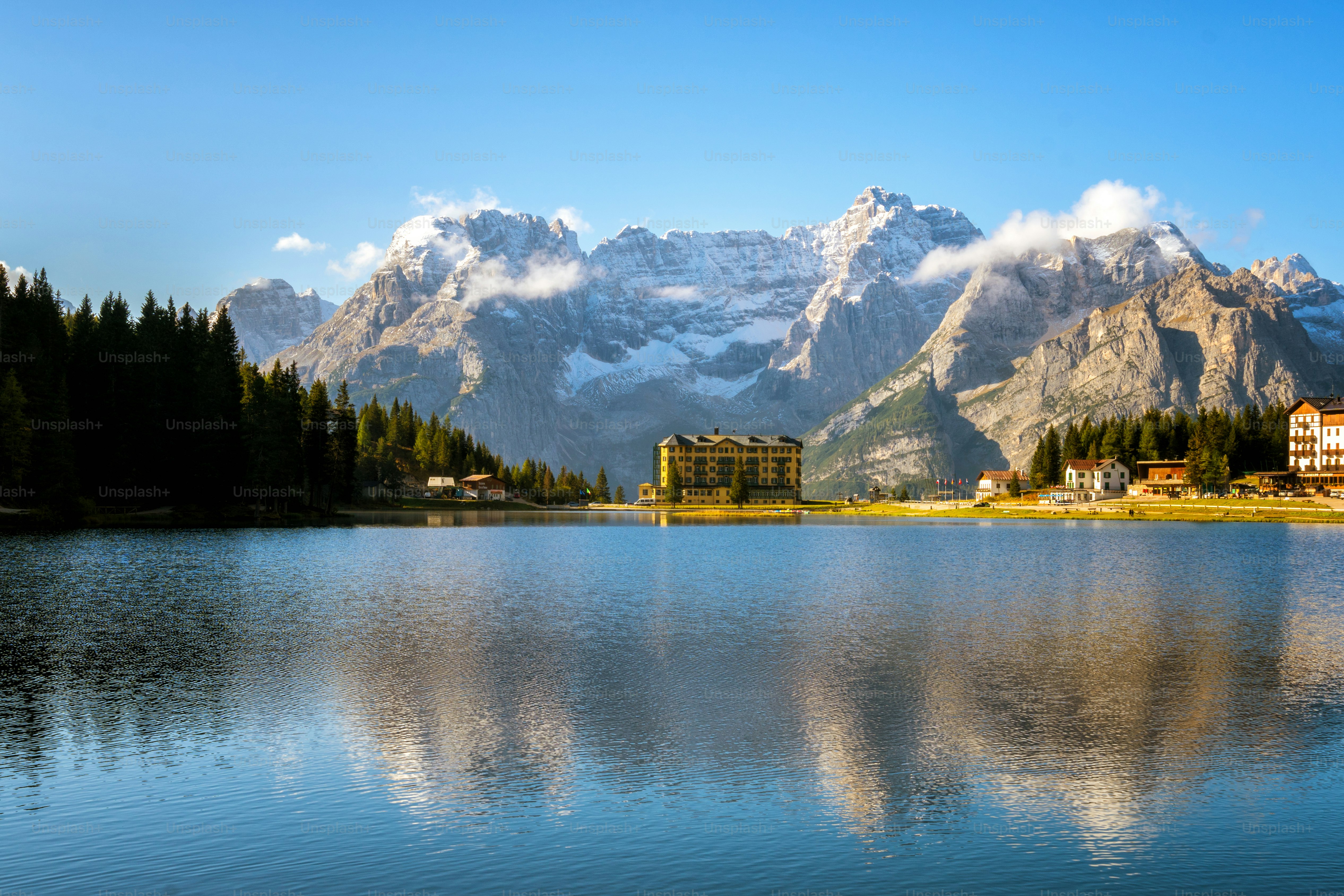 Impresionante paisaje del lago Misurina con la montaña de los Dolomitas al fondo, Italia. Paisaje natural panorámico del destino de viaje en los Dolomitas orientales en Italia.
